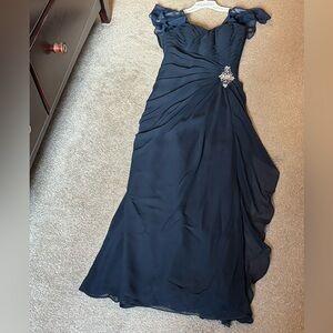 Absolutely stunning navy gown adorned with a beautiful appliqué of rhinestones!!